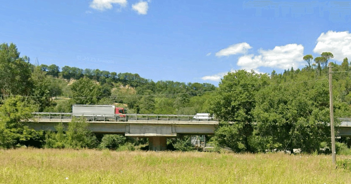Ponte sobre o Rio Esinante