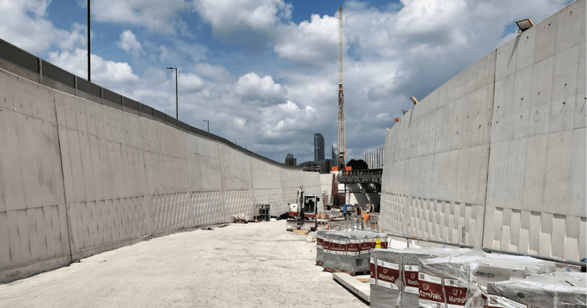 Zufahrtsrampen zu einem Straßentunnel